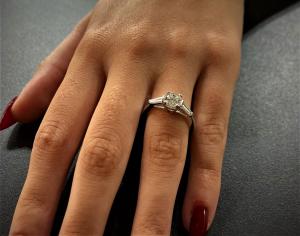 Ring with a central 1 ct Diamond.